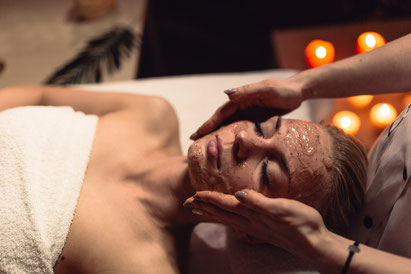 Femme calme et détendu les yeux fermés et reposé