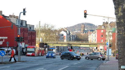 Kontenpunkt für Auto, Fahrrad, Bahn und Fußgänger