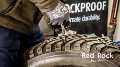 Reifenreparatur beim Jeep Wrangler Workshop II - Red Rock Adventures