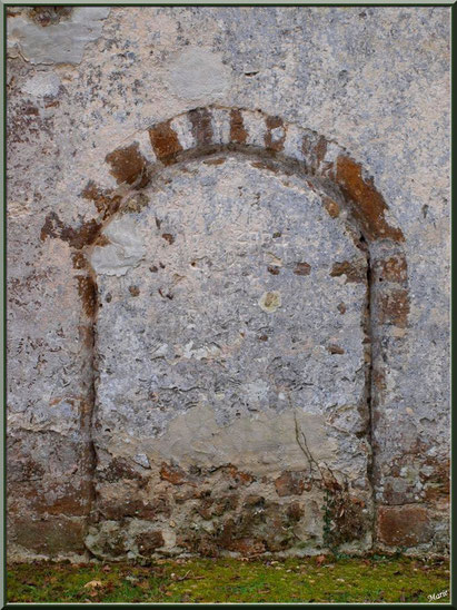 Eglise St Michel du Vieux Lugo à Lugos (Gironde) : façade Nord-Est et sa porte des cagots