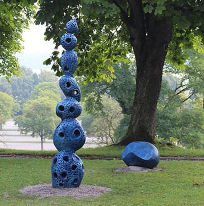 Tropfenstele, Eichenholz, gebrannt, blau gefärbt, 3,3 m h, Durchmesser 0,65 m, Foto: Hubert Huber