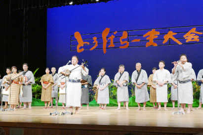 とぅばらーま大会最優秀賞に輝いた今村尚貴さん(中央)=13日夜、市民会館大ホール