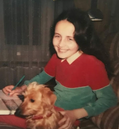 Ici c'est moi en photo en 1980, née un 11/11, j'ai 9 ans, j’écris et je dessine déjà !