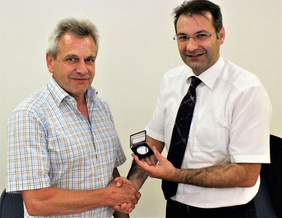 Kurt Kohl bei der Verleihung der Verdienstmedaille der Gemeinde Kronau aus den Händen von Frank Burkard, Bürgermeister der Gemeinde Kronau.        Foto: fscho/pr