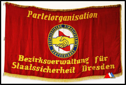 De partijvlag siert de vergaderzaal van het district Dresden (Mfs/SED).