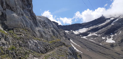 Felswand des Tête aux Chamois. Rechts oben: Scex Rouge.