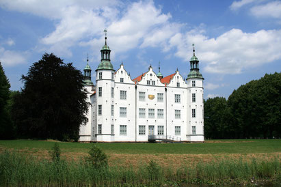 Das Schloss Ahrensburg wurde von der Familie Schimmelmann und zeugt noch heute von ihrem einstigen Reichtum. 