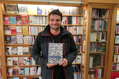 Autor Sebastian Ringel mit seinem neuen Buch im Specks Hof/ Foto: P. Hinke