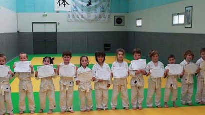 Les jeunes judokas sont fiers d'arborer leur première ceinture. 