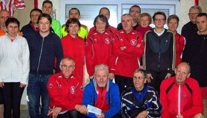 Les joggeurs des Coquelicots et leur président, Joël Le Roux, lors de la remise du chèque à l'association Flo. 