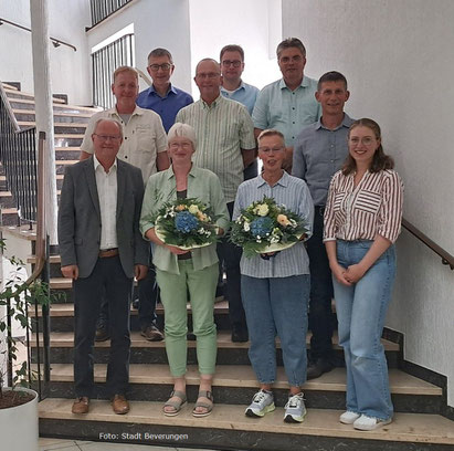 Bürgermeister Hubertus Grimm, Sigrid Koch-Behler, Karoline Gieseler, Katharina Gauding mittlere Reihe von links: Rainer Wohlfahrt, Martin Werner, Christoph Even hintere Reihe von links: Frank Matthias, Stefan Gördemann, Frank Filmar