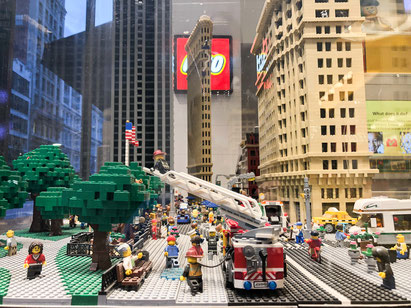 Straßenbild mit Flatiron Building (21023) im „The LEGO Store – 200 5th Ave, New York, NY 10010, USA“