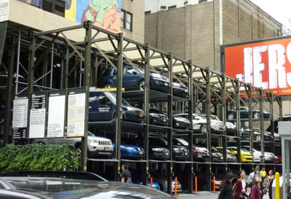jede freie Fläche in Downtown Manhattan wird für Autoparkplätze genutzt - sogar mehrstöckig