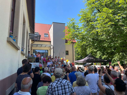 Die Kindergartenkinder laden mit einem Lied zum Fest