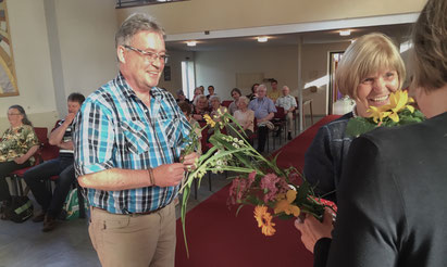 Die Teams des „Gottesdienst anders“ geben Ritva Prinz Blumen und gute Wünsche mit auf den Weg. // Foto: Gömmer