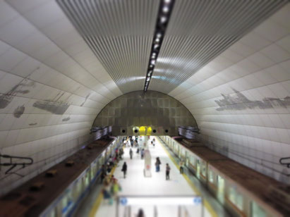 元町中華街駅のホームに下りるエスカレーターからの眺めが良いのです。