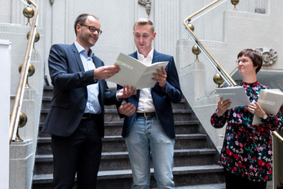 Foto (v.li.): Der Präsident der Westfälischen Hochschule Dr. Bernd Kriegesmann übergibt das Zertifikat an Chris Barkhofen. Rechts im Bild: Jennifer Peters, Leiterin Qualifizierung NRW-Talentscouts.