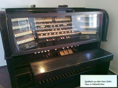 Der alte Spieltisch der Orgel wurde ersetzt und steht heute im Museum - Foto : gelsenkirchener Geschichten