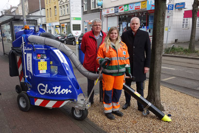 Beim ersten Einsatz auf der Cranger Straße wurde Gelsendienste Mitarbeiterin Nina Cieslik von Betriebsleiter Ulrich W. Husemann (r.) und Bezirksbürgermeister Wilfried Heil begleitet. Foto: Gelsendienste
