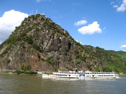 Die Loreley ist ein 132 m hoher, steiler Schieferfelsen am rechten Rheinufer in der Rheinschlucht von Sankt Goarshausen in Deutschland.