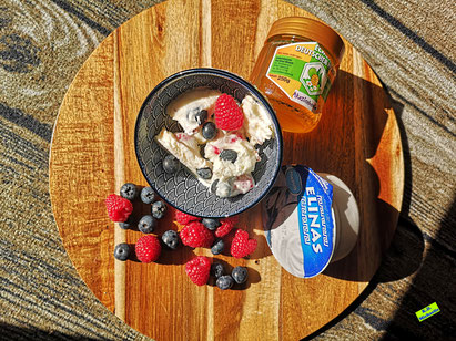 Rezeptvorschau: Frozen Joghurt-Bites (Gefrorener Joghurt mit Früchten) aus eBook/Buch: Süße Verführung 1 von K.D. Michaelis. Joghurt-Eis-Masse aus Griechischem Joghurt, frischen Früchten und Honig.