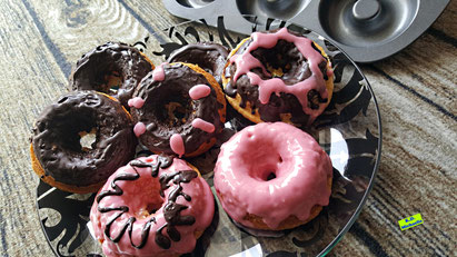 Rezeptvorschau Backrezept für selbstgemachte Donuts aus dem Donut-Backblech mit Schokoglasur und Himbeerzuckerguss aus eBook/Buch Dinkel-Dreams 4 von K.D. Michaelis