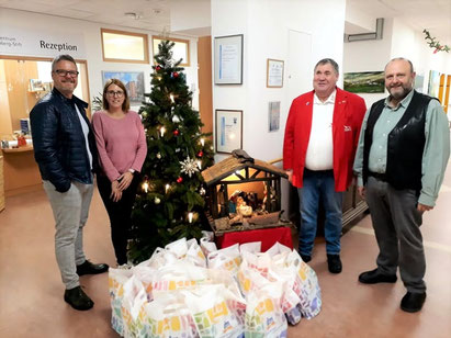 v.l.n.r.: Michael Kiens, Verwaltungsdirektor SHG-Klinikum Merzig, Katja Dahlheimer, Pflegedienstleitung, Adrian Schmitz, Herzensengel Merzig und Ronald Herrmann, Heimleiter im Seniorenzentrum – von Fellenberg-Stift
