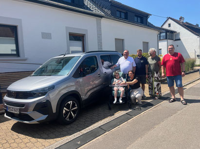 v.l.n.r. Leni, Frau Gaszka, Adrian Schmitz (Herzensengel) Lionspräsident Matthias Kiefer, Lions Hilfepräsidentin Ulrike Schumacher, Herr Gaszka Foto: Dr. Frank Kiefer