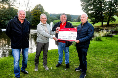 Zum Überreichen der Spendenschecks trafen sich (von links) Jürgen Engel, Walter Kühn, Adrian Schmitz, Manfred Kögel und Jörg Hurth im Gelände des Golfclubs Weiherhof in Nunkirchen. Foto: Jörg Hurth