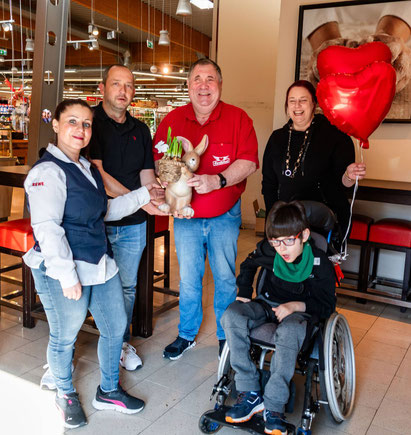 Spendenübergabe über 2600 Euro mit (von links) Ida Russo und Peter Teucke vom Rewe-Einkaufsmarkt in Dillingen, Adrian Schmitz (Verein Herzensengel) sowie Jessica Schnur und ihrem Sohn Jannek. Foto: Ruppenthal