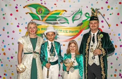 Das neue Prinz Stefan (Ollinger), Prinzessin Kristin (Weiten) und das Kinderprinzenpaar Philipp I. (Flug) und Isabelle I. (Minch) stellen sich vor. Foto: Heiko Britz