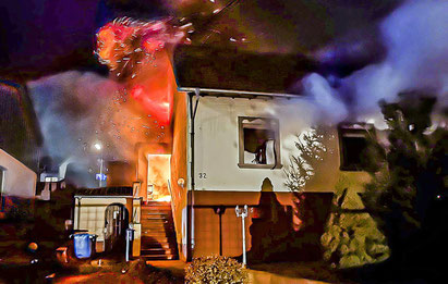  Bei dem Wohnhausbrand in Düppenweiler konnten sich die Bewohner, eine vierköpfige Familie, rechtzeitig in Sicherheit bringen. Allerdings entstand großer Sachschaden. Das Haus ist derzeit nicht bewohnbar. Foto: Rolf Ruppenthal 