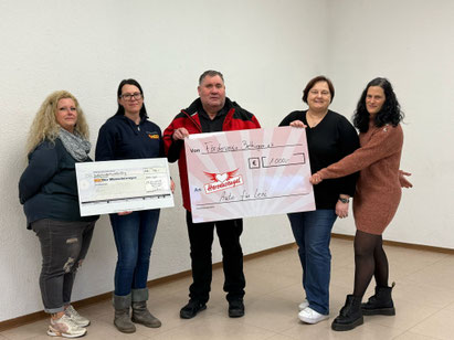 Von links nach rechts: Ramona Wendang, Katja Fickinger (ASB – Wünschewagen), Adrian Schmitz (1. Vorsitzender Herzensengel e.V.), Yvonne Schramm, Angela Stein. Foto: Förderverein
