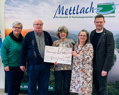 Bei der Scheckübergabe, von links: Beiratsmitglied Elke Lütz-Karges, Edgar Hawener, Bertina Nollmeyer, Margit Lion sowie Beiratsvorsitzender und Bürgermeister Daniel Kiefer Foto: Gemeinde Mettlach