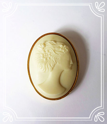 PENDENTIF "CAMEE" : LE PENDENTIF S'OUVRE A L'ARRIERE AFIN DE PULVERISER SON PARFUM - CREE LORS DE LA SORTIE DE NINA 1ère VERSION