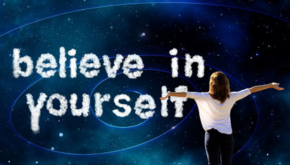 Frau mit ausgebreiteten Armen und believe in yourself