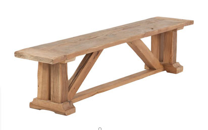 Holzbank aus massiver Eiche Altholz mit rustikaler Sitzfläche und stabilem Bankgestell aus senkrechten und diagonalen Balken.