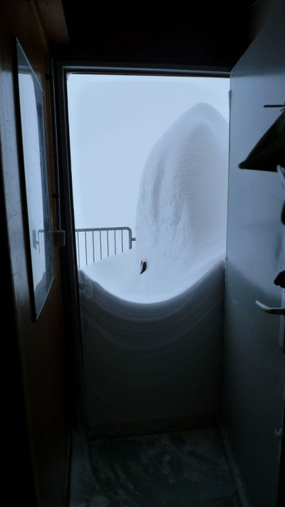 Après 2 jours de déneigement, le dimanche 4 avril au matin, ça nous en remet 70cm !