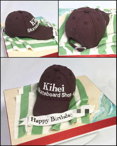 ビーチ砂浜波打ち際に置かれた　キャップ型ケーキ