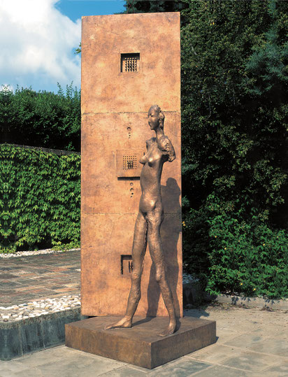 Confrontation / bronze / 316×120×100cm / 1993
