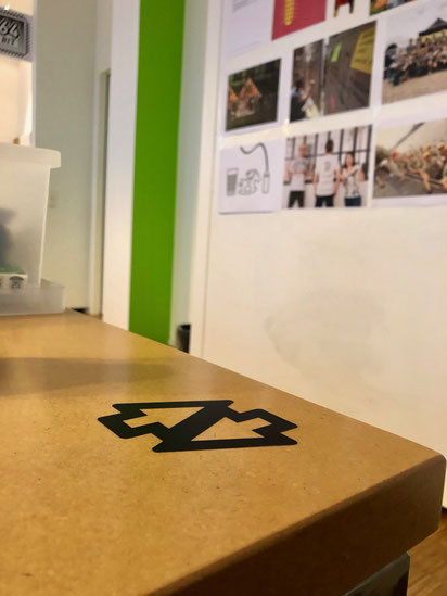 Pfeile auf den Tischen zeigen: hier ist ein Springerplatz!