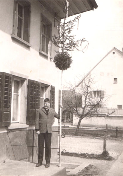 Palmsonntag etwa 1966: Stefan Fricker mit einer typischen Wittnauer Palme