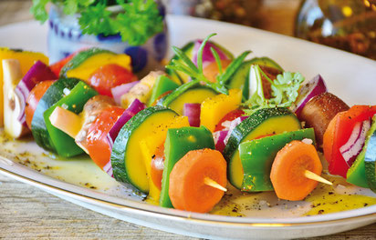 Pour une marinade épicée, on associera de l’ail, de l’origan, du piment d’Espelette, de l’échalote, sans oublier de rajouter du basilic et du persil finement ciselés une fois les brochettes cuites. Crédit photo : Pixabay©RitaE
