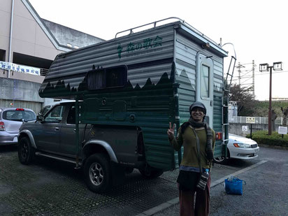 森のシンガーソングライター山田証さんはキャンピングカーで全国を回り、森の中でコンサートを開催しています