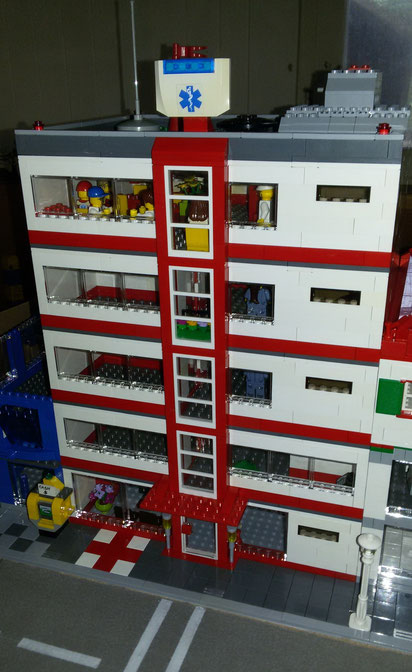 Lego City Medical Center (built in 2017), Central Street, Lego City