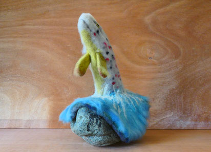 Sans titre, feutre de laine et galet, dim. 40 cm x 26 cm x 31 cm, 2025