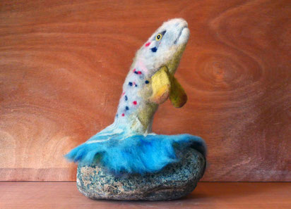 Sans titre, feutre de laine et galet, dim. 40 cm x 26 cm x 31 cm, 2025