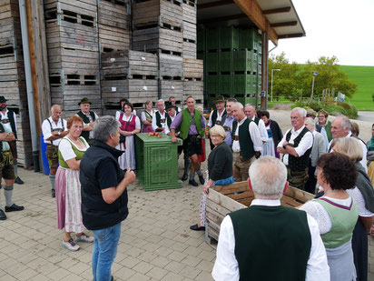 Menschen um Obstkisten 