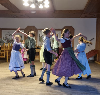 Jugend beim Volkstanz 