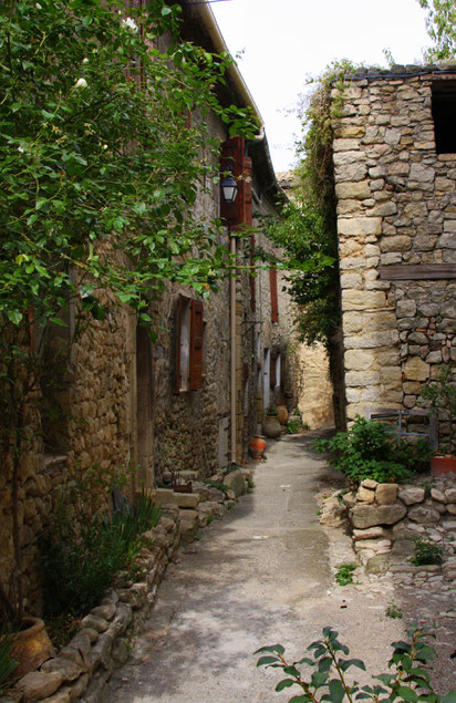 Bild: alte Straße in Lurs in den Alpes de Haut Provence